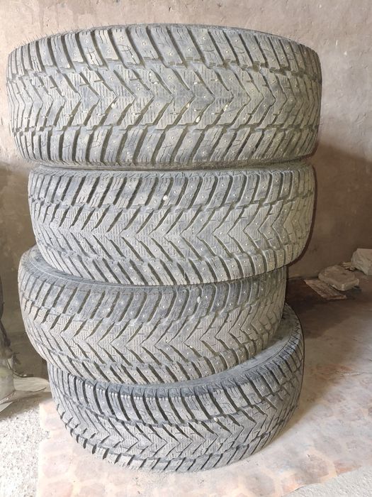 Продам резину зимние шипованые шины.