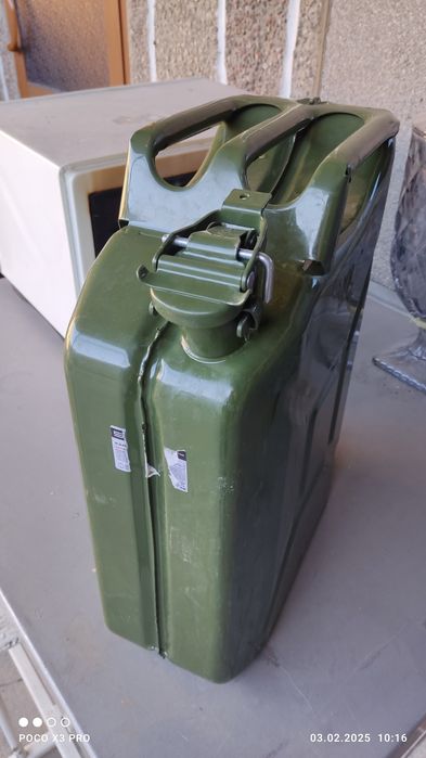 Продам канистру 20 л