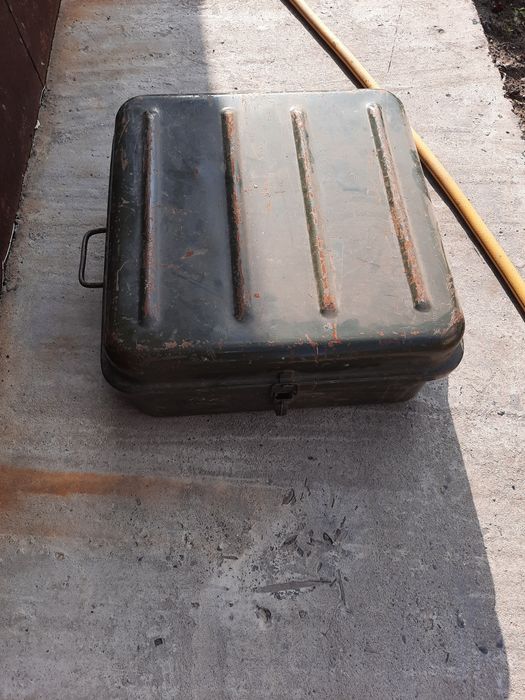 Ящик железный с ручкой
