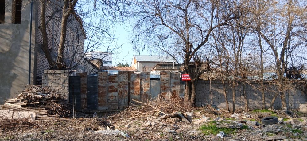 2 xona qurilgan yer sotiladi