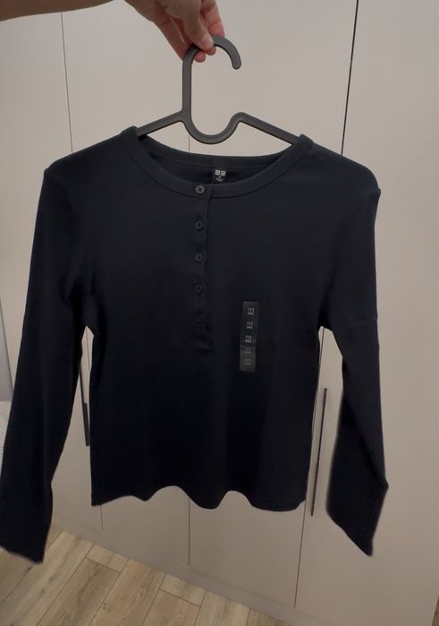Лонгслив в рубчик с пуговицами Uniqlo
