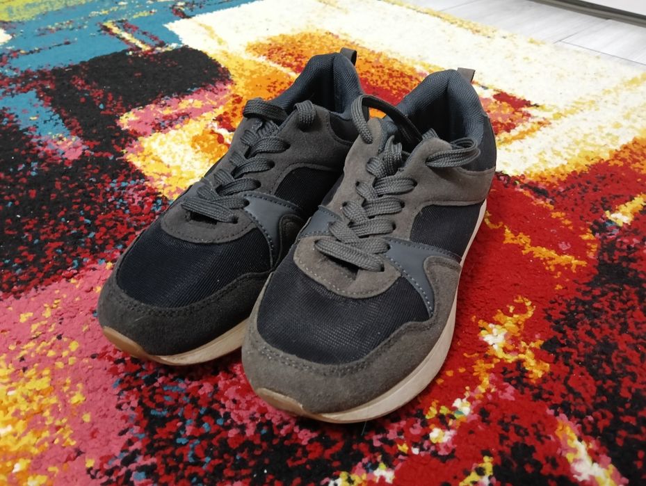 Vând adidași eleganți in stare buna