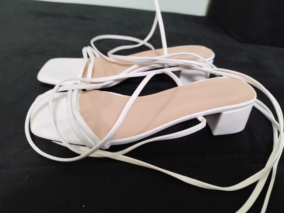 Бели сандали с връвки