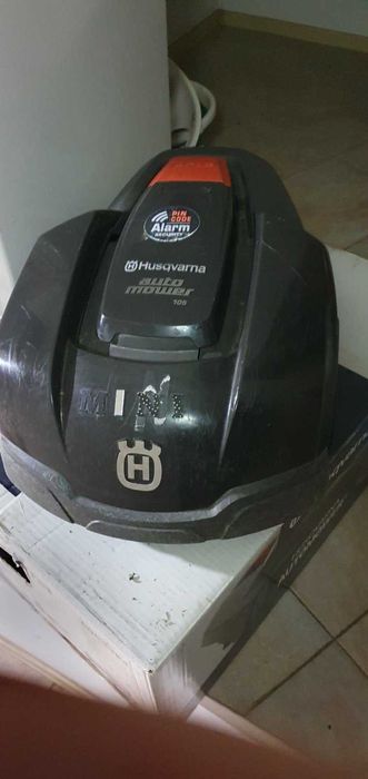 Продавам косачка робот Хускварна модел 105, ограничителен кабел, две години е работила