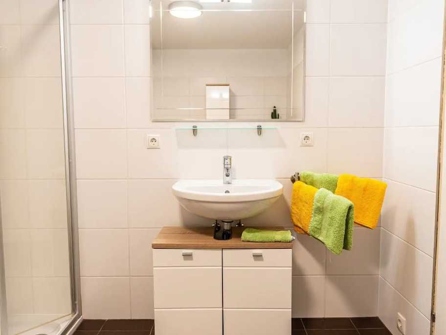 Дава се под наем Тристаен апартамент в Пловдив, Каменица 2 - 95 кв.м за 300 € - Снимка #2