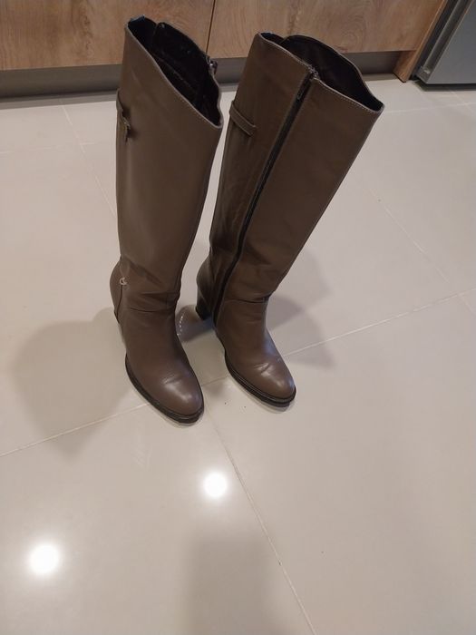 Дамски ботуши от естествена кожа.