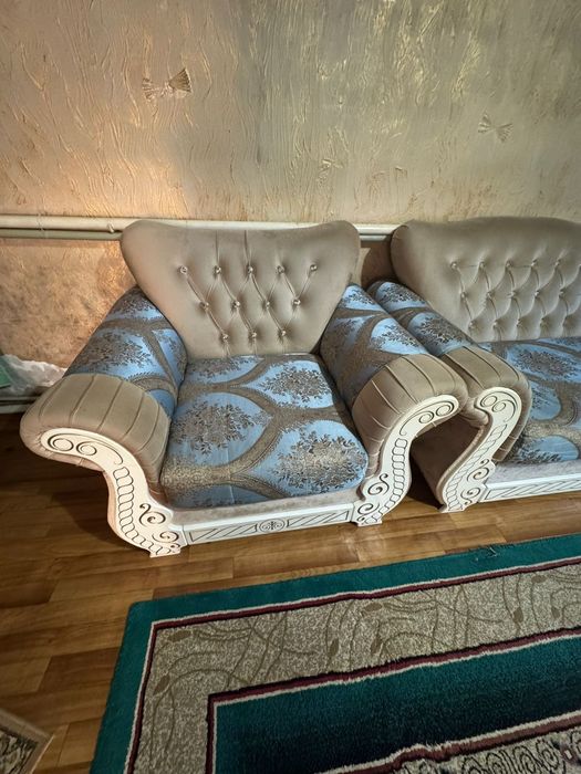 Продам диван  с креслами