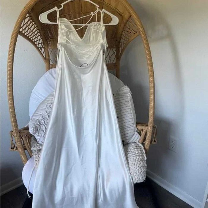 Rochie midi Zara cu decolteu în formă de inimă și bretele reglabile