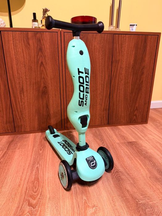 Trotineta Scoot and Ride plus casca