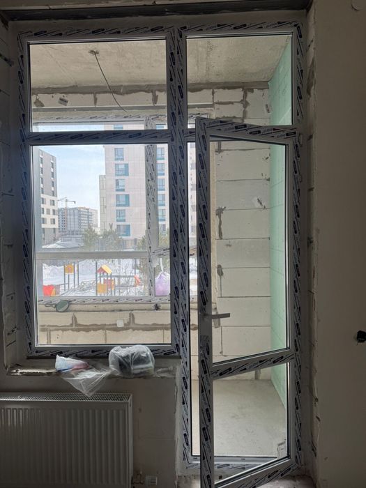 Дверь и окно (выход на балкон)