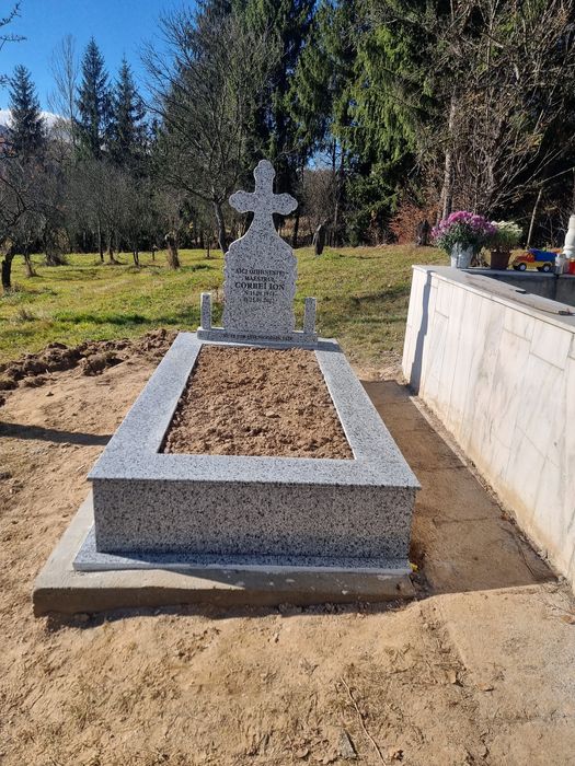 Monumente funerare complecte