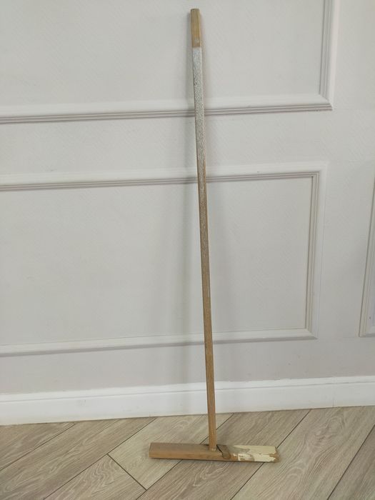 Швабру деревянную продам.