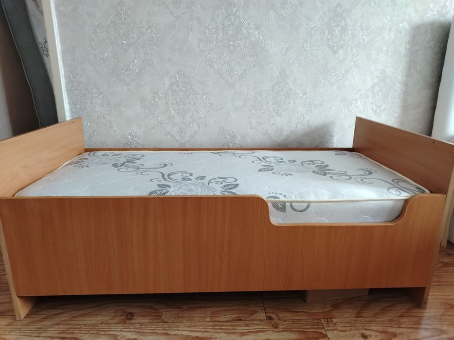 Продаётся детская кровать с матрасом!