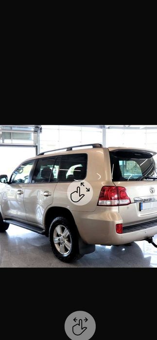 Toyota landcruiser j200.