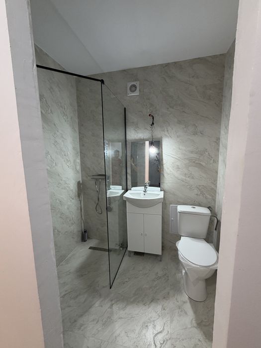 Apartament decomandat 3 camere .  Apartamentul are centrala de bloc ( centrala pe scara )