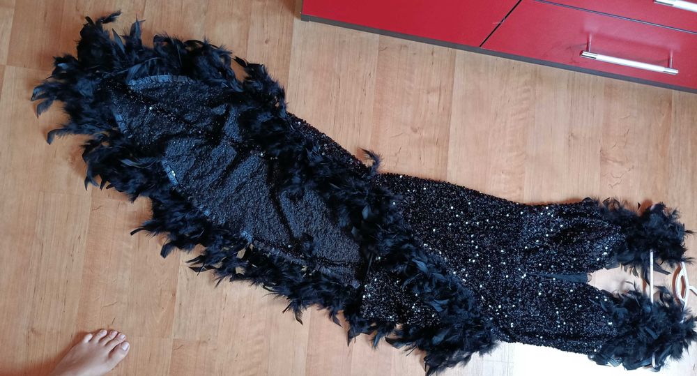 Черна рокля с пера