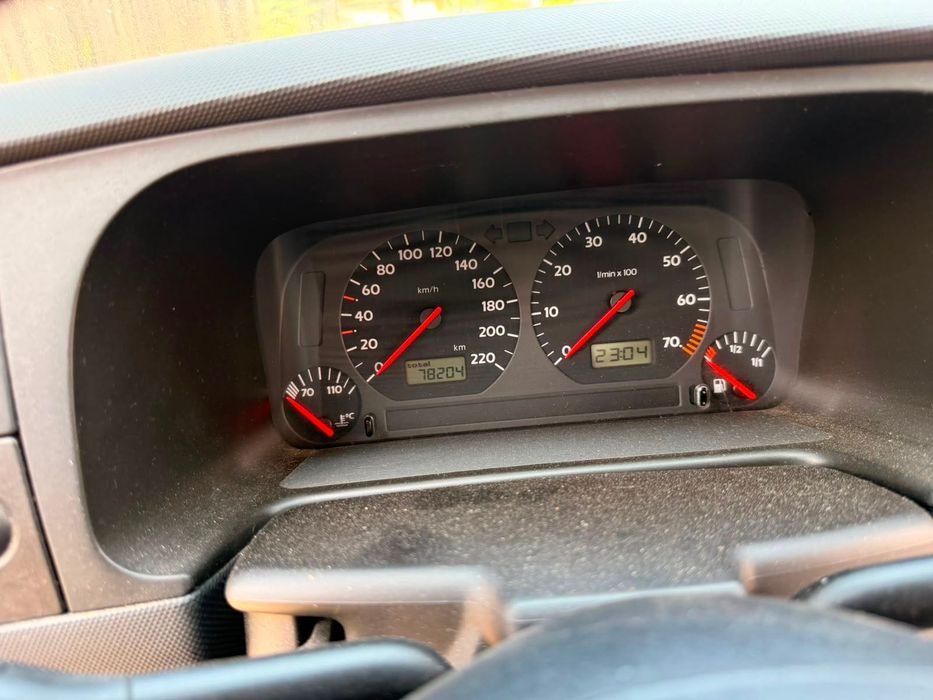 Golf 4 Cabrio 1.6 benzină doar 78000 km cu numere roși de Germania
