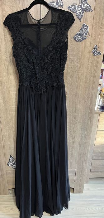 Черна абитуриентска рокля на Стоян Радичев.