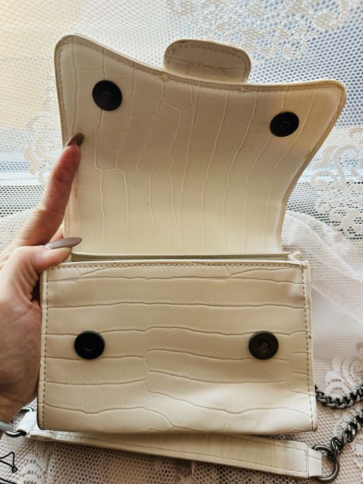 Малка бяла чантичка Zara