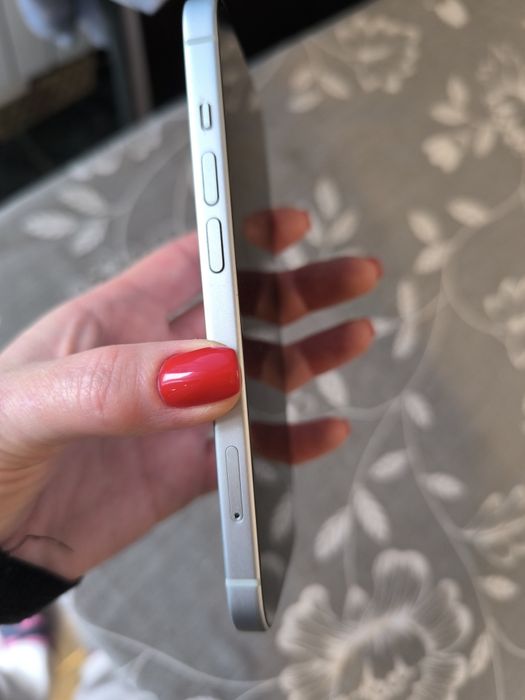 Телефон iPhone 15