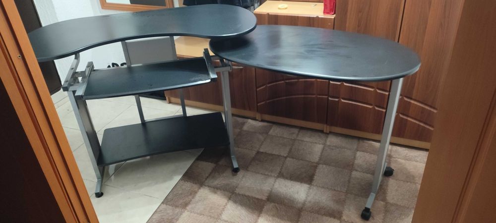 Продам компьютерный стол.