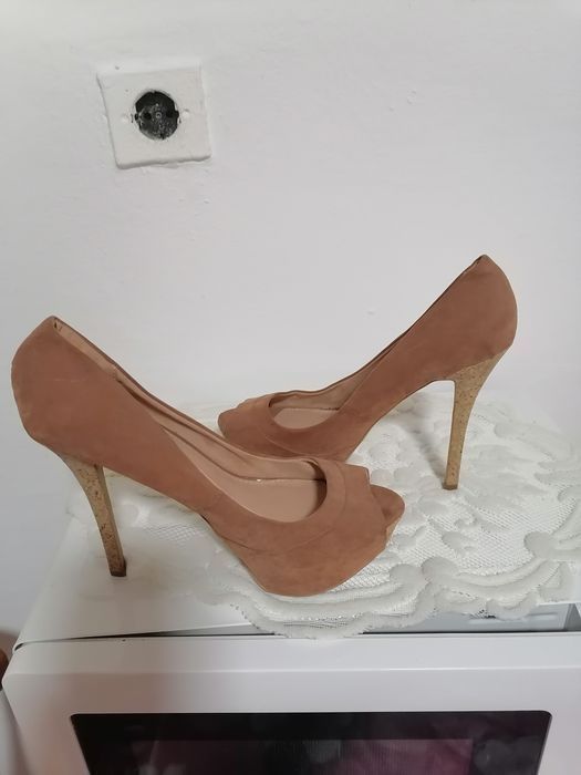 EN GROSS :75-80 perechi de pantofi damă - 550 lei