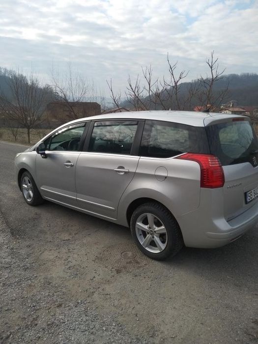 Vînd Peugeot 5008