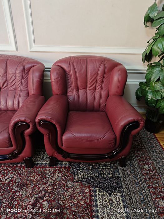 Кожаный диван , софа и 2 кресла в отличном состоянии.