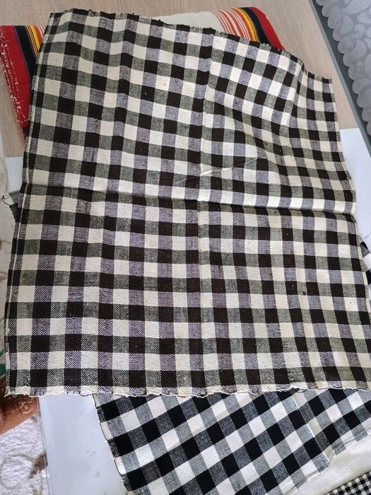 Ръчно тъкани месали,  килимче и плат, престилки