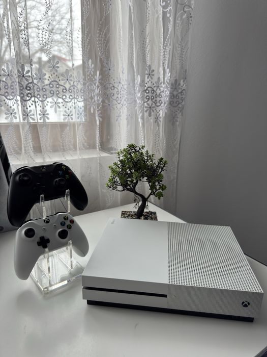 Vand Xbox One S 1TB - 2 controllere + stand