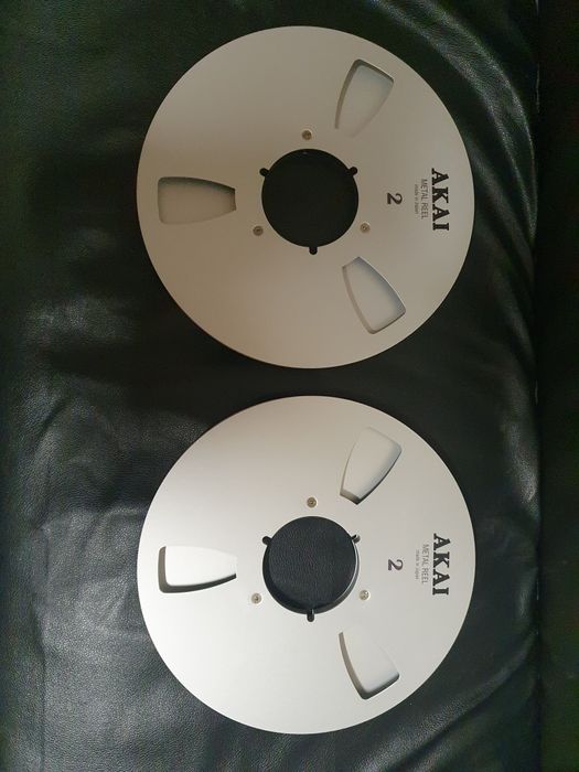 Лот от две 26,5см 10,5” алуминиеви магнетофонни ролки Akai В много доб