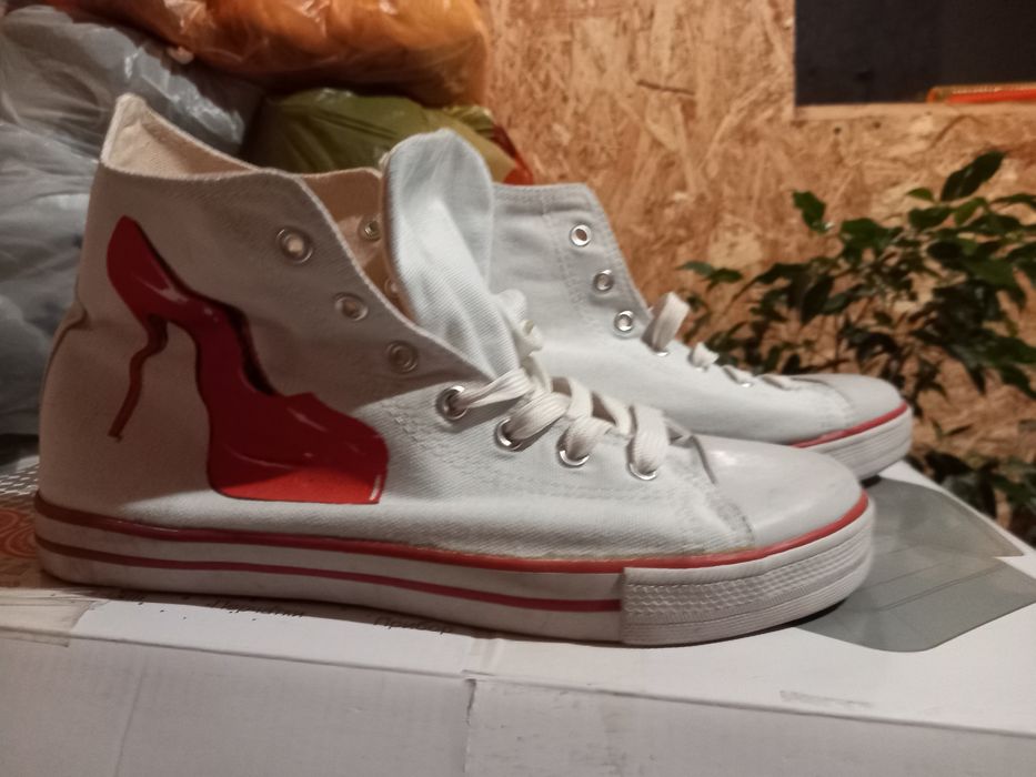 Продам кеды женские