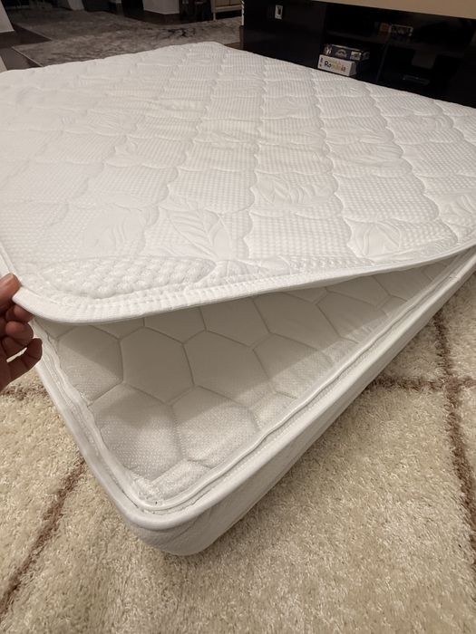 Saltea pat folosită cu husă / topper