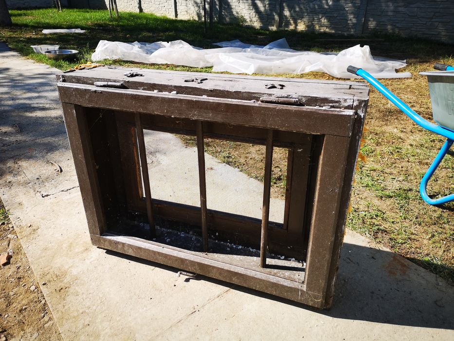 Fereastra de lemn pentru beci sau pivnita