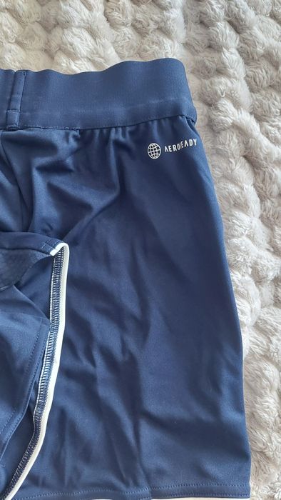 Нови шорти Адидас xs