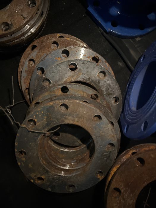 Продам задвижок, флянцев и седло