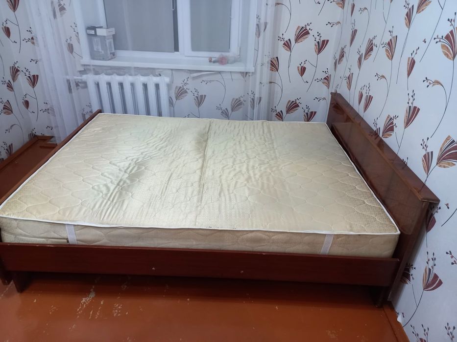 Продам двуспальню кровать с матрацем