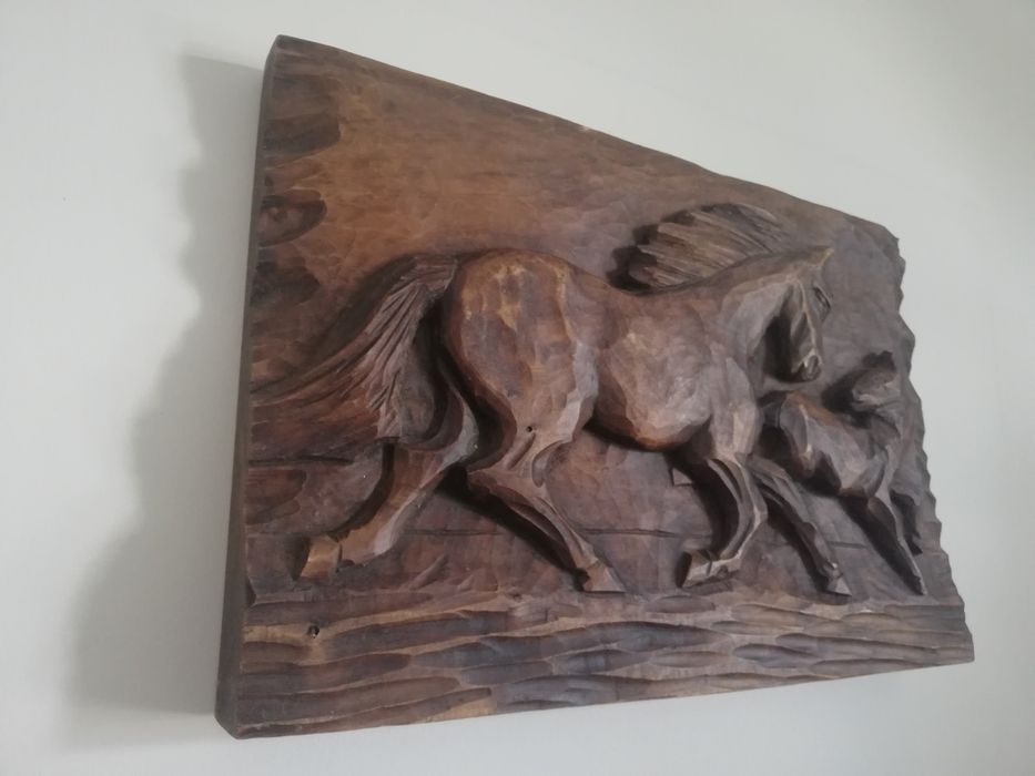 Изключителна, масивна дърворезба. Коне.