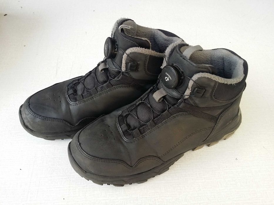 Ботинки на мальчика 37 размер.