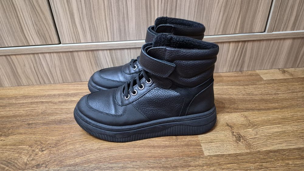 Продам демесезонные ботинки на мальчика 34 размер.