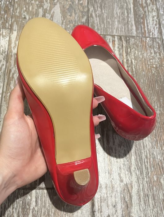 •ЧИСТО НОВИ• Лачени червени токчета