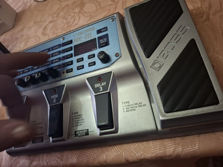 Vând procesor chitară electrică!