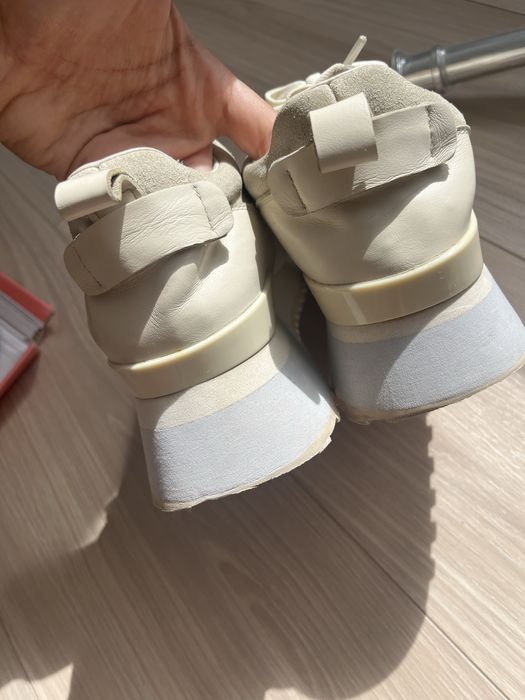 Кроссовки бежевые