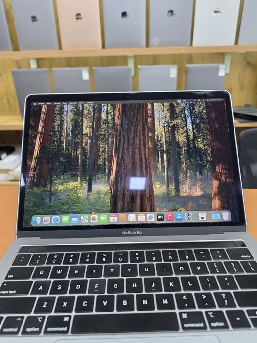 MacBook Pro 13 inch Touch bar 2019
