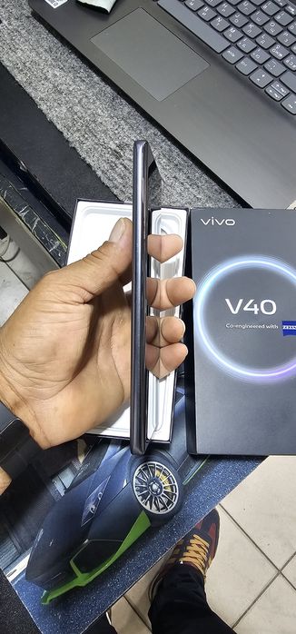 Vivo v40 5G 12+/256 holati idial rasmda hamasi alo koringan abmen yoq