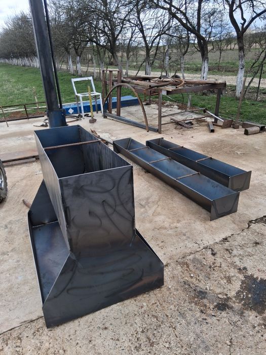 Hrănitori din metal pentru animale