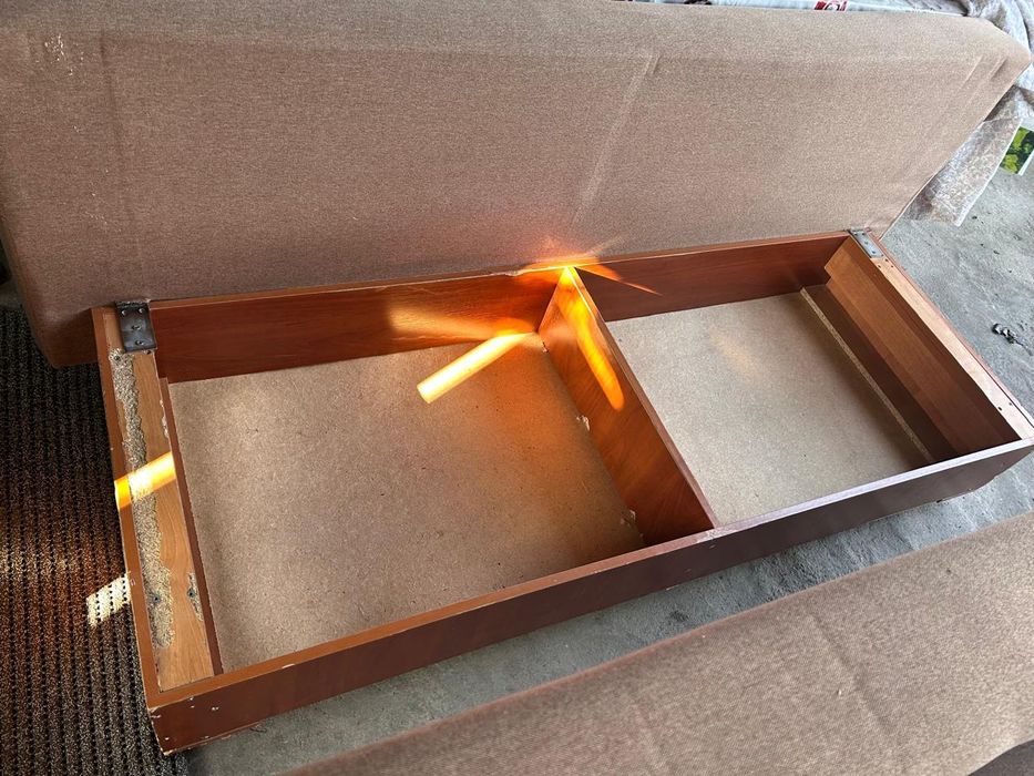 Диван продаётся в хорошем состояние не првыный