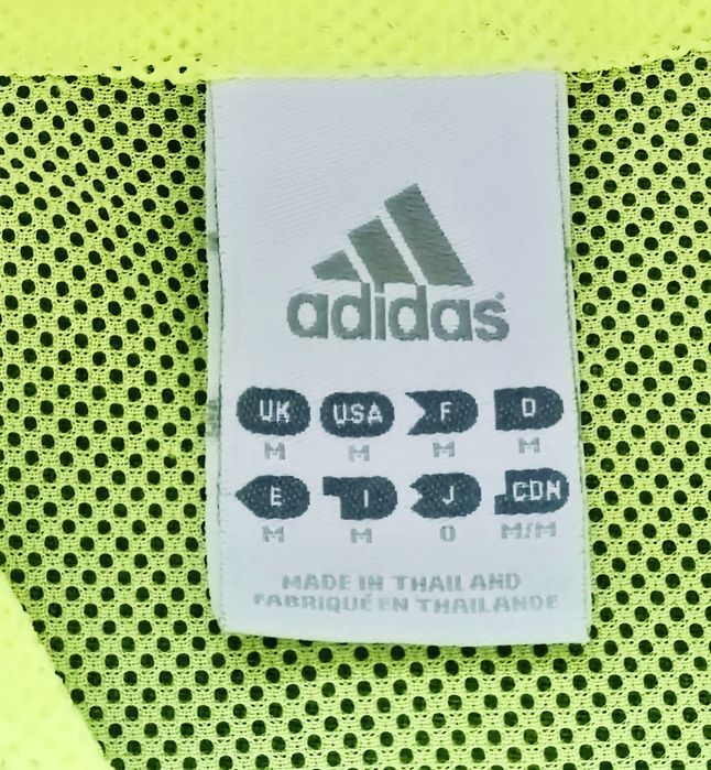 Maieu Adidas tip plasa.
