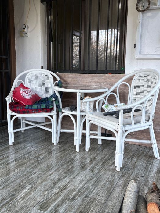 Маса и два стола