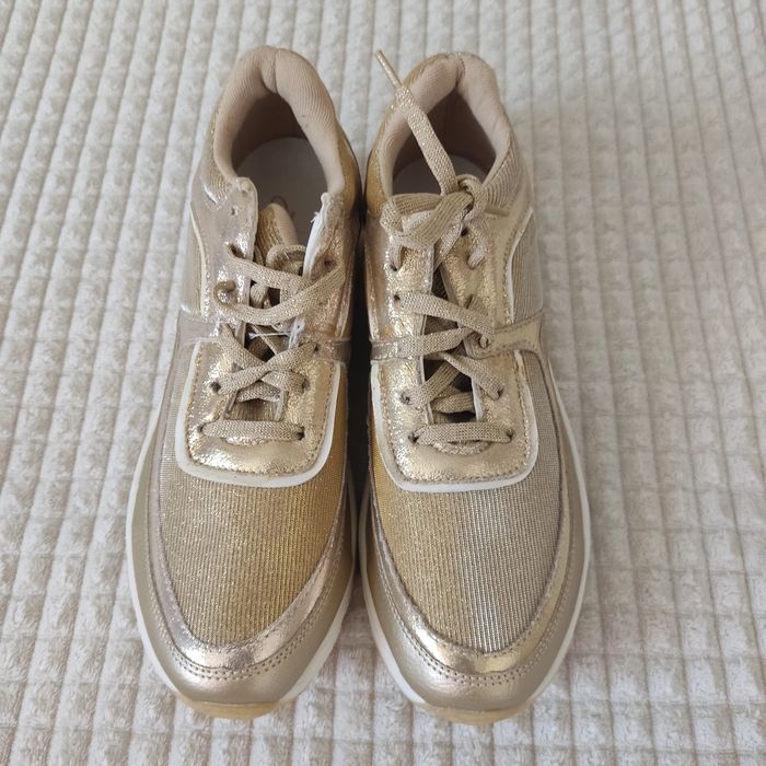 Златисти маратонки